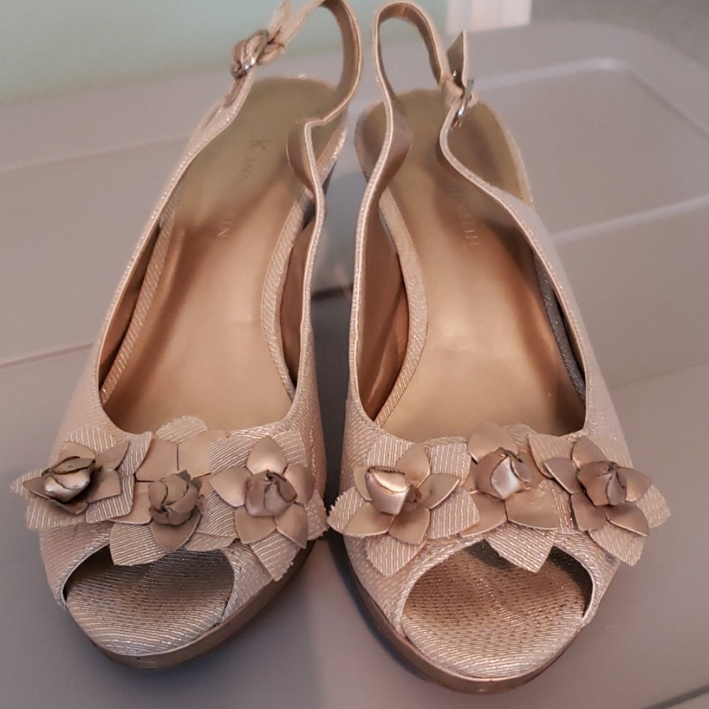 Anne Klein size 7 gold peep toe sling back heels